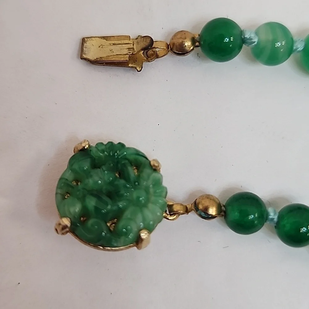 Vintage Green Stone Beaded Necklace Carved Floral Clasp Graduated Heavy - Picture 5 of 6